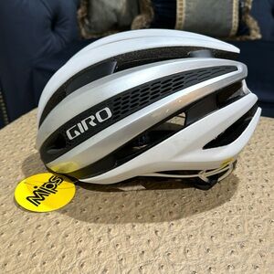 GIRO Synthe MIPS II Helmet - never worn